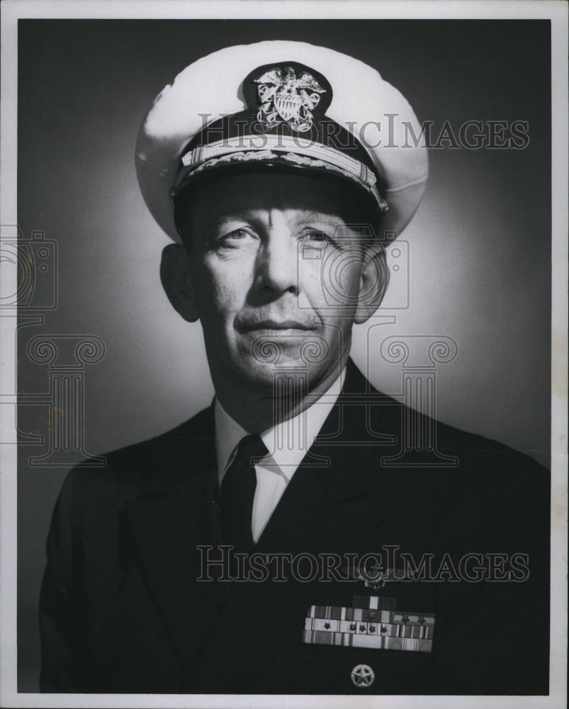 1964 Press Photo Captain R M Milner, Commanding Officer US Navy - RSL83437 - Historic Images