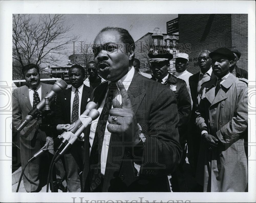 1990 Press Photo Mass SenBill Owens with Black Community Leader supporters - Historic Images