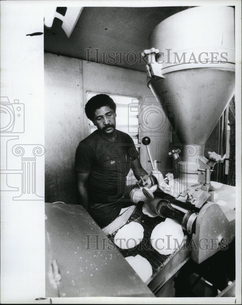 1989 Press Photo Gregorio Tito Burgos makes tortillas at Wimauma Stand - Historic Images