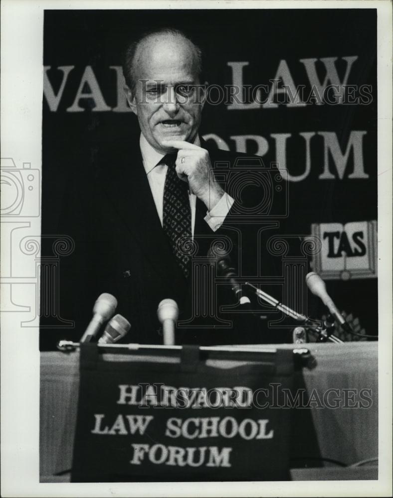 1986 Press Photo Claus Von Bulow Speaks At Harvard Law School Forum - RSL42545 - Historic Images