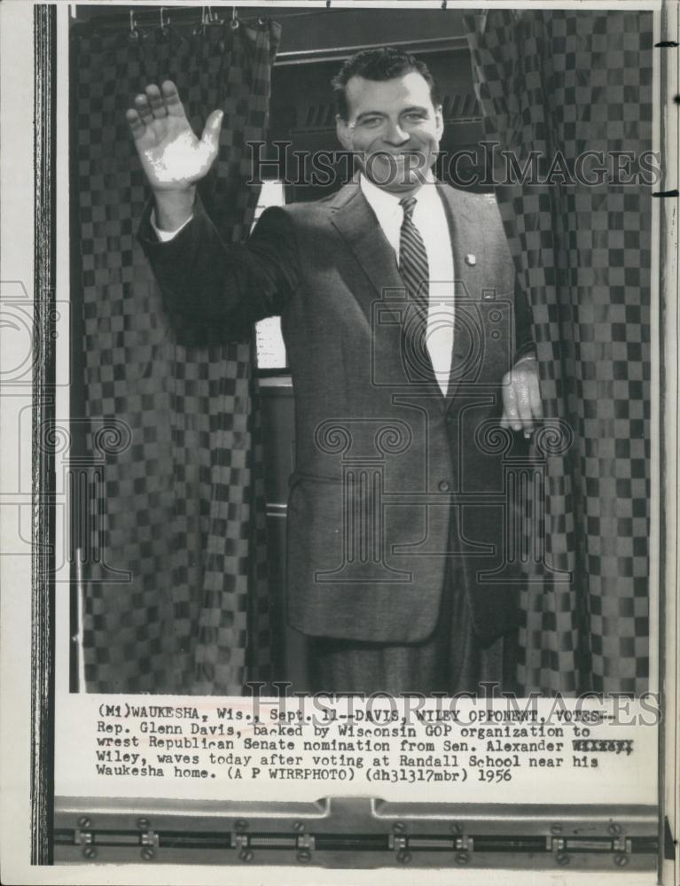 1988 Press Photo Rep Glenn Davis votes at Senate nomination - RSL65955 - Historic Images