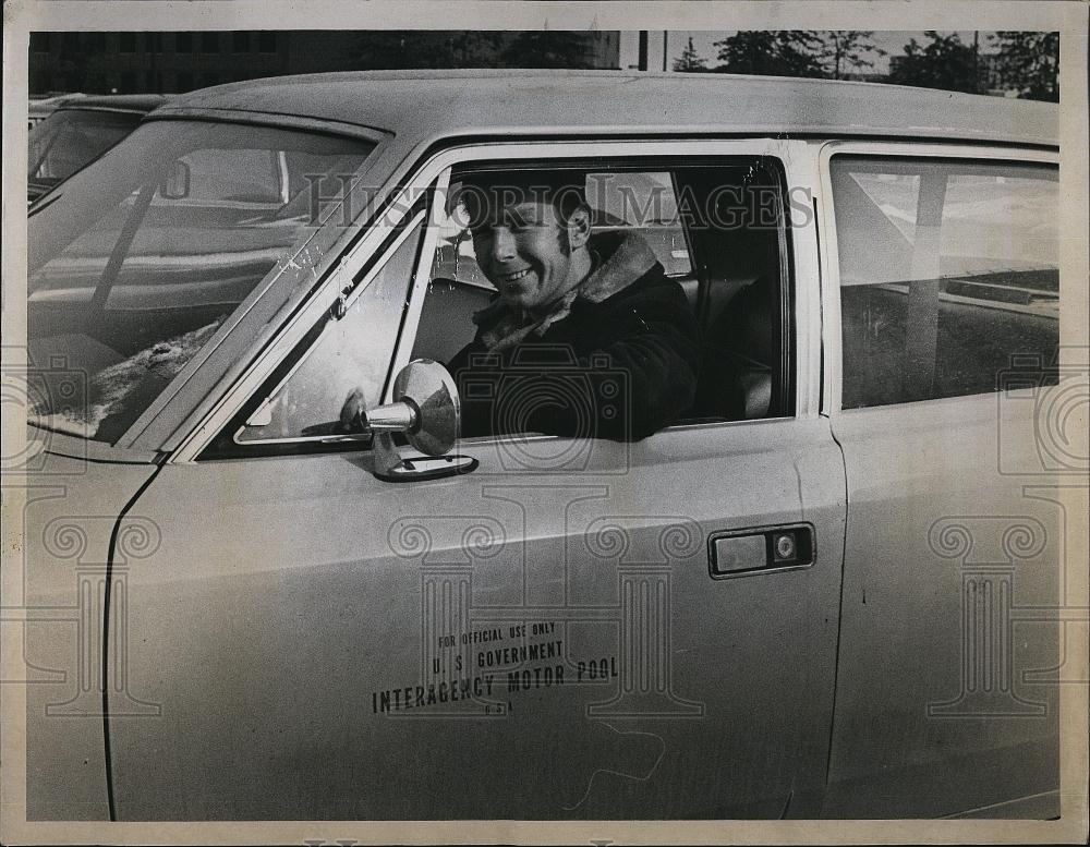 1970 Press Photo Everett &quot;Red&quot; Knowles Mail Clerk for NASA - RSL85245 - Historic Images