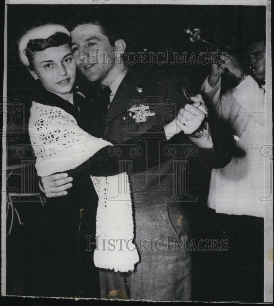 1953 Press Photo Soldier Robert Van Kuznick with New Bride, Shirley - RSL45617 - Historic Images