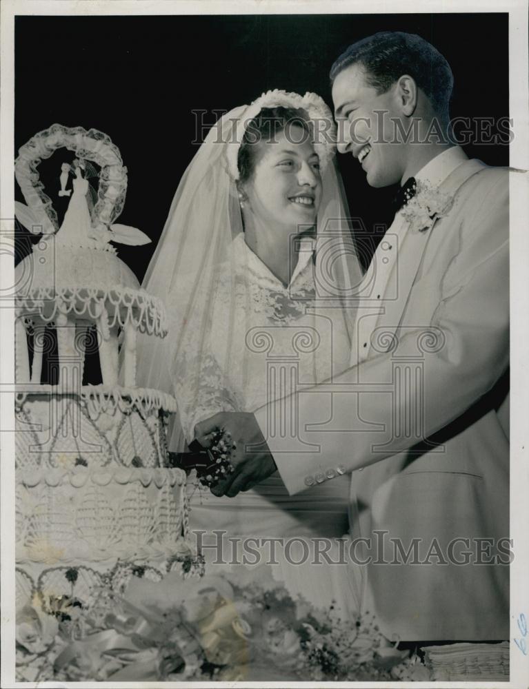 1954 Press Photo Wedding Of Mitzi And Ralph Wiengarden Cutting Traditional Cake - Historic Images