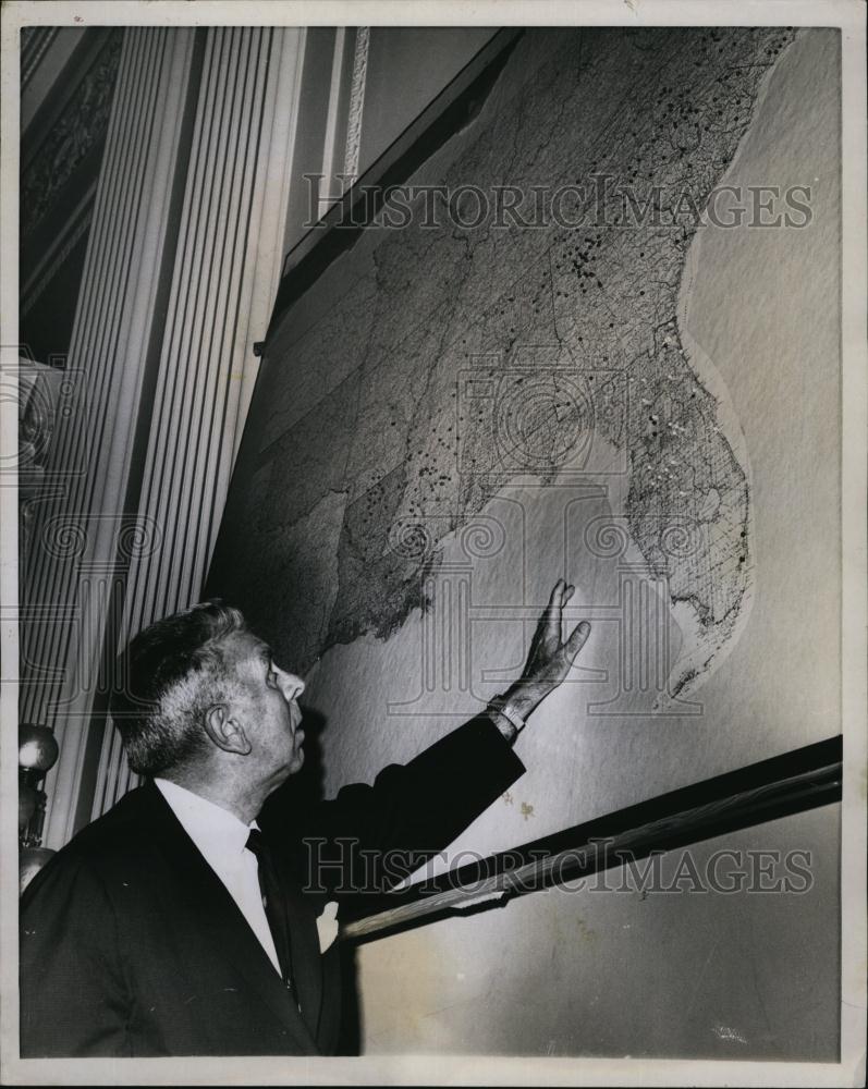 1965 Press Photo Representative Edwin Willis looks at map hearing of KKK - Historic Images