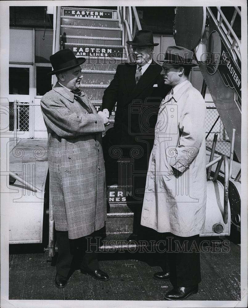 1957 Press Photo Commander Alan Villiers Ronald Forth Henry Hornblower Mayflower - Historic Images