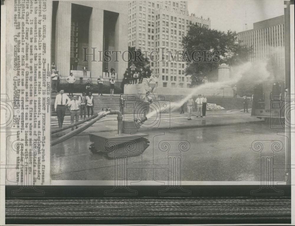 1971 Press Photo New robot fire fighting machine on demonstration - RSL69507 - Historic Images