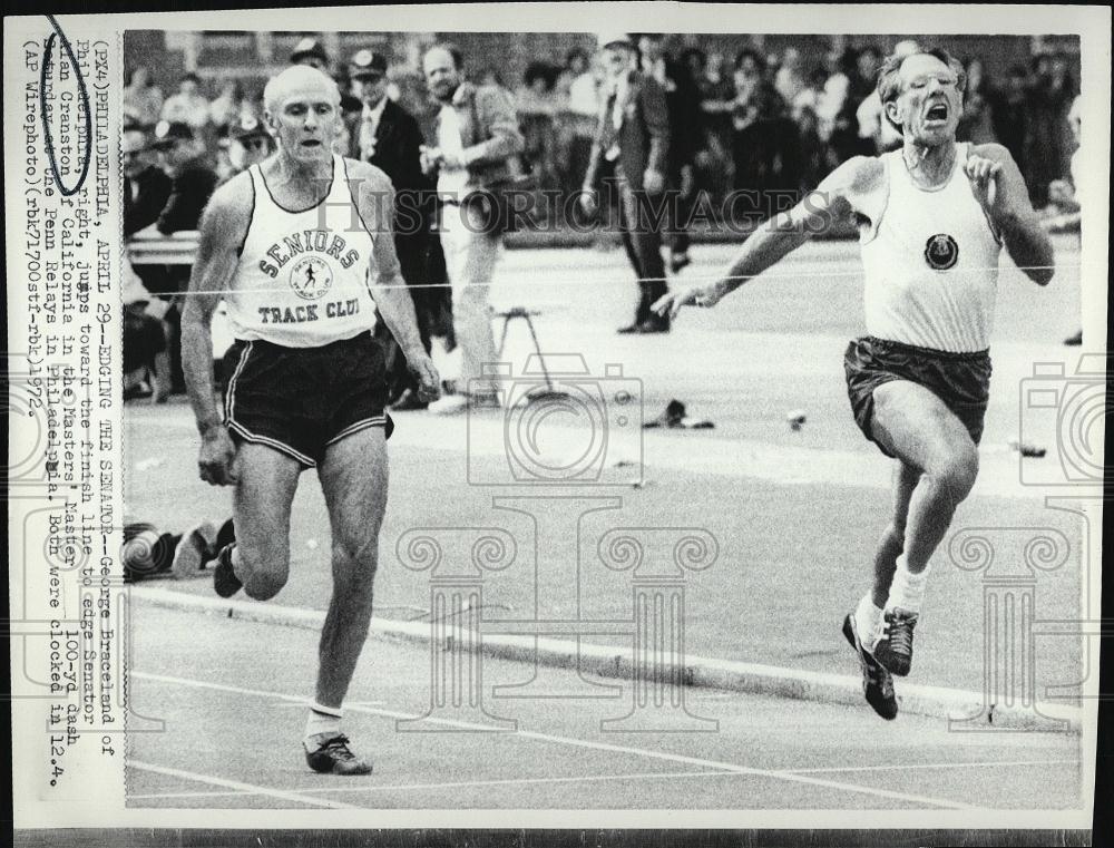 1972 Press Photo George Braceland ahead of finish line to Sen Alan Cranston - Historic Images