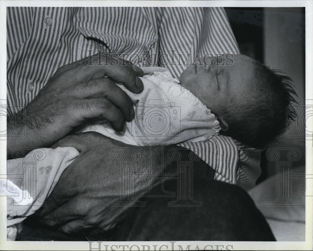 1984 Press Photo Stephen Broderick cradling newborn test tube Ellen Elizabeth - Historic Images