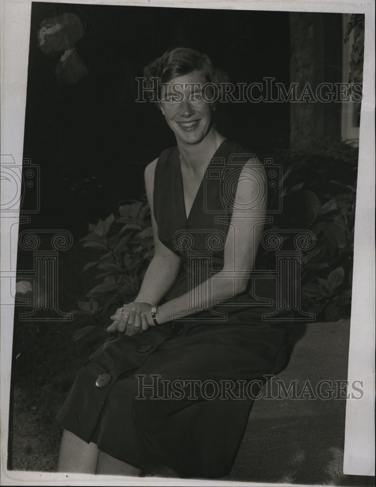 1954 Press Photo Mrs Andy Marshall, identical twin sis of missing girl - Historic Images