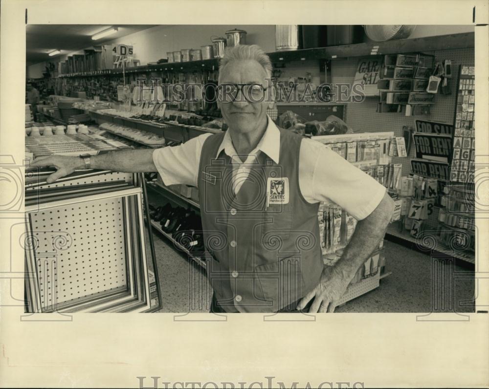 1991 Press Photo Donald Osborn, Hardware Store owner in Allendale Shopping Ctr - Historic Images