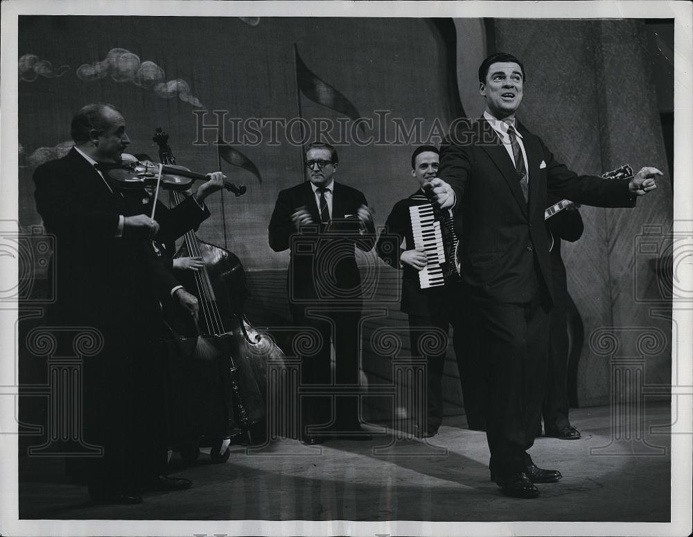 1956 Press Photo Bert Parks Hosts the Popular &quot;Stop the Music&quot; TV Show - Historic Images