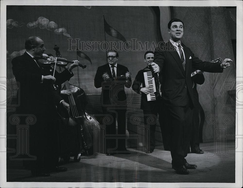 1956 Press Photo Bert Parks Hosts the Popular "Stop the Music" TV Show - Historic Images