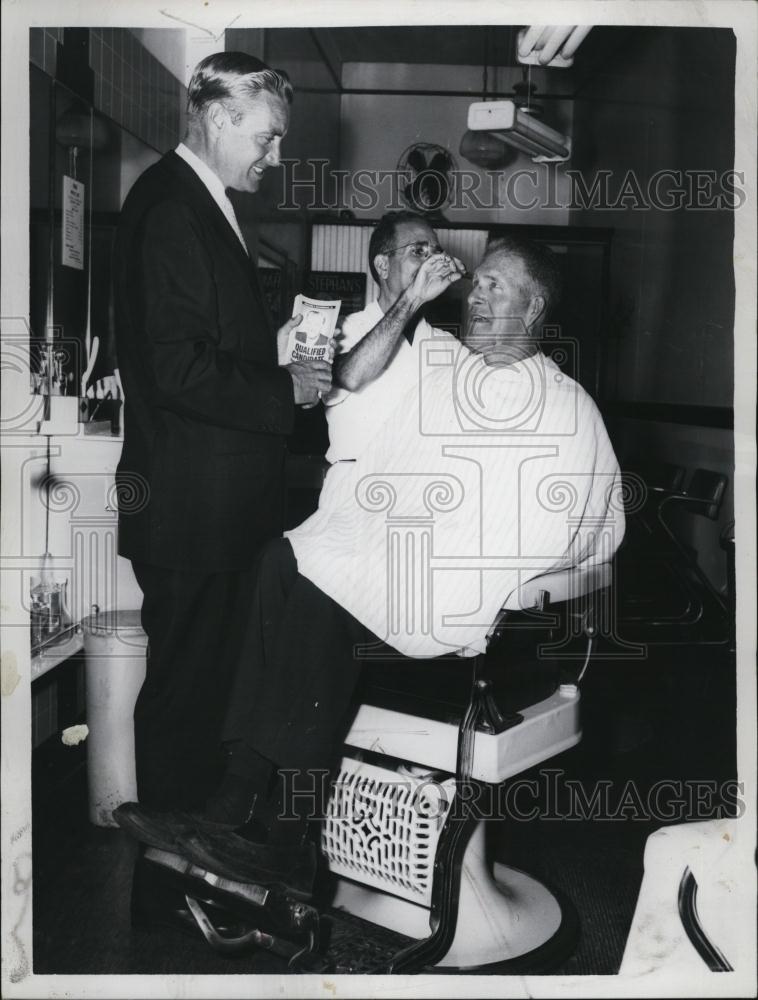 1982 Press Photo McCormack talks to Raymond Jacques in barber shop - RSL45487 - Historic Images