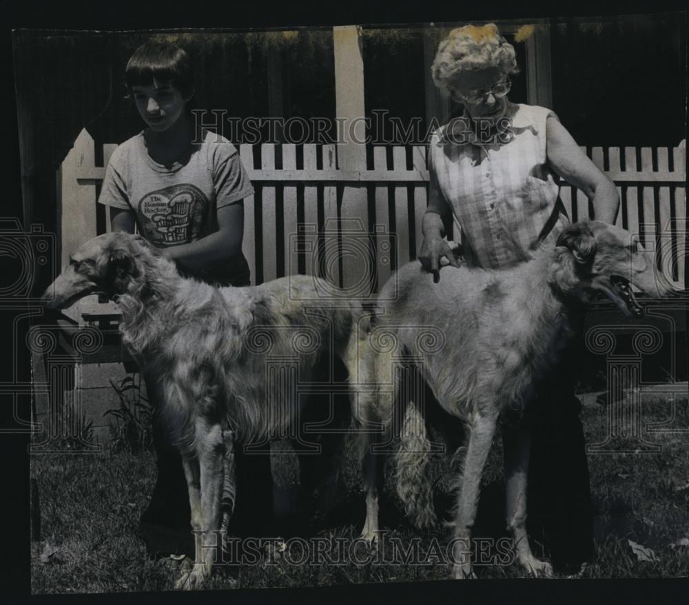 Press Photo Gladys Desmaris 7 grandkid Diane & Russian Wolfhounds - RSL87877 - Historic Images