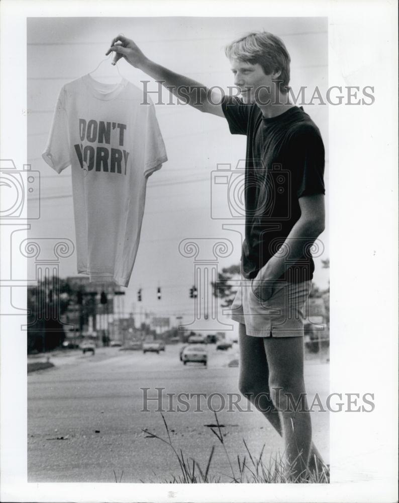 1988 Press Photo Don Eakle Showing T-Shirt With Message For Motorists - Historic Images