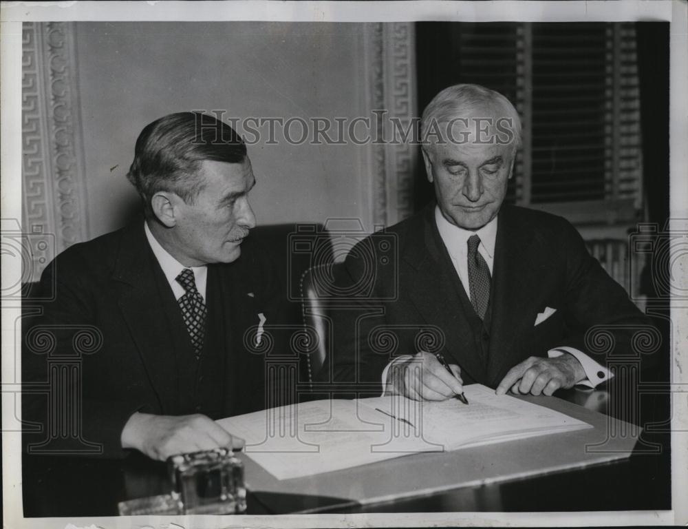 1938 Press Photo Czech Minister Vladimir Hurban Signs Trade Treaty With USA - Historic Images