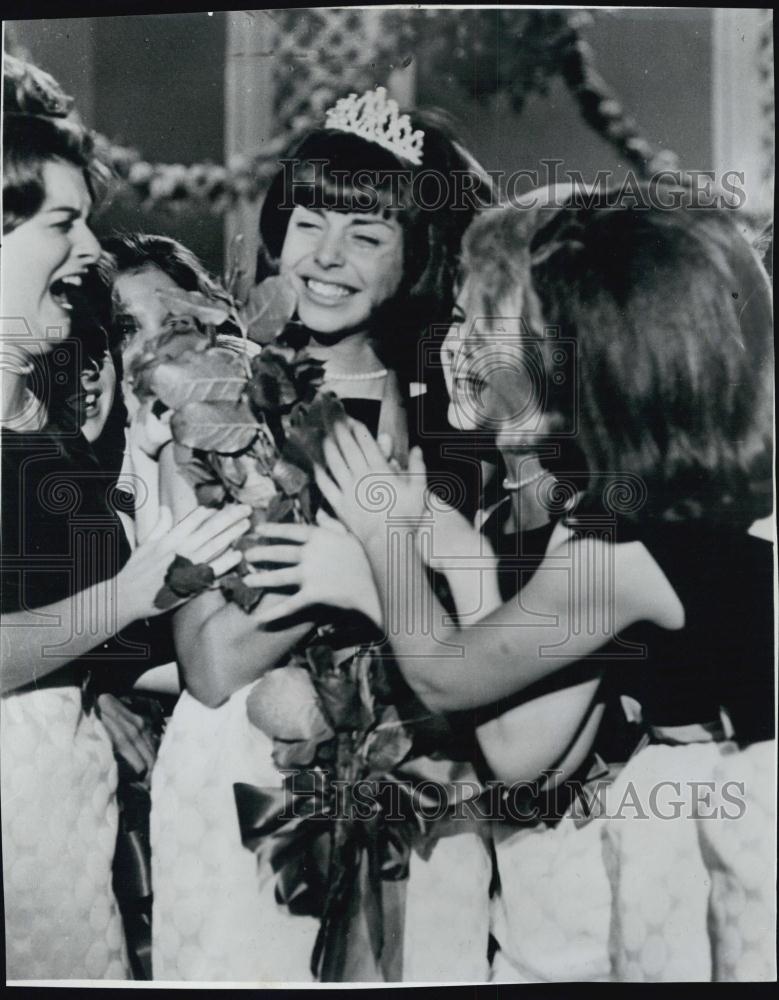 1965 Press Photo Colette Daiute Crowned Miss Teenage America Dallas Pageant - Historic Images