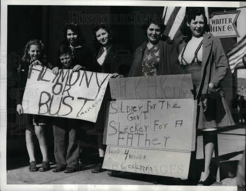 1940 Press Photo Family #2 Of Real Estate Man Jack Ackerman Protests For Alimony - Historic Images