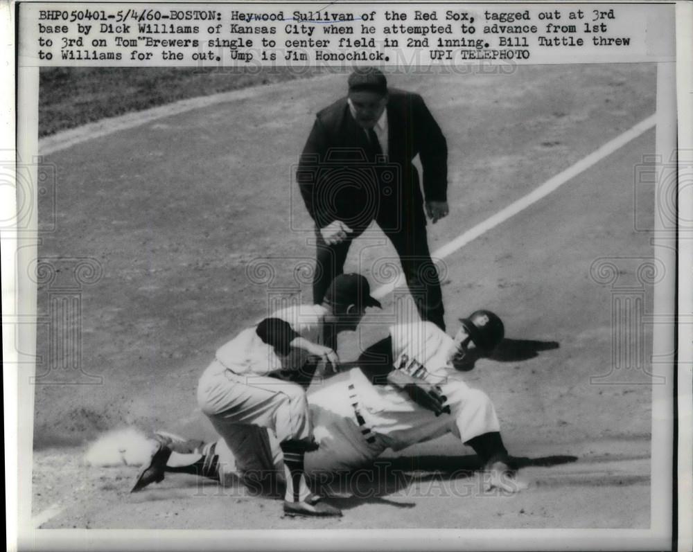 1960 Press Photo Heywood Sullivan, Red Sox, Dick Williams, Kansas City, in actio - Historic Images