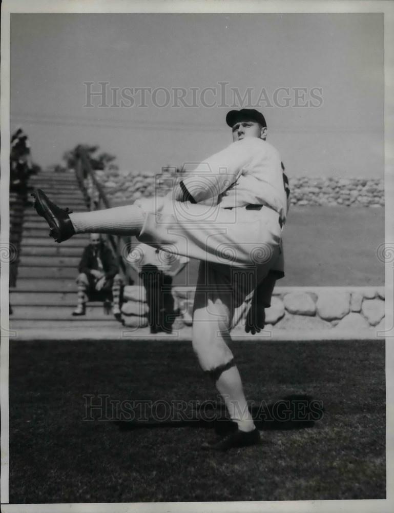 1934 Press Photo White Sox Pitcher Phil Gallivan Warming Prior to Practice Game - Historic Images