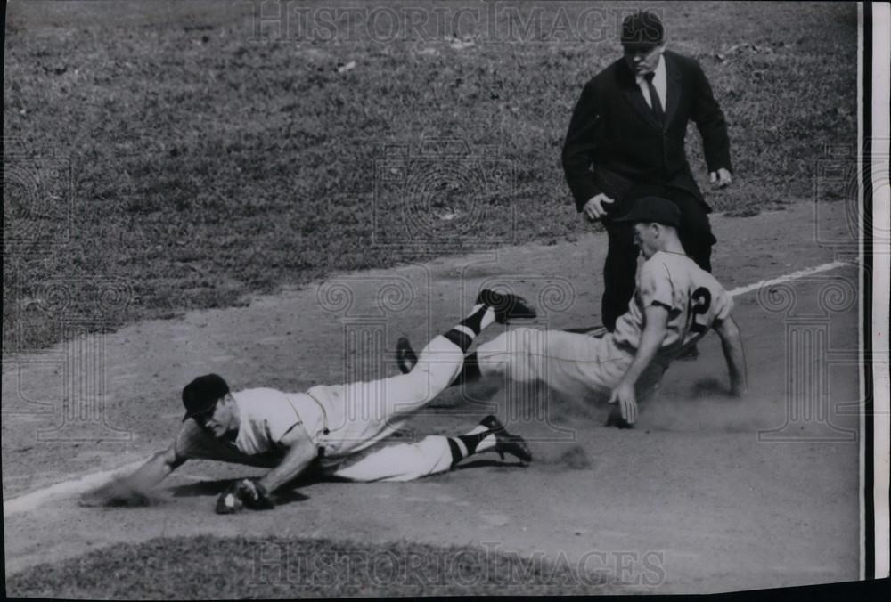 1955 Press Photo Yankee 3rd Baseman Gil McDougald - Historic Images