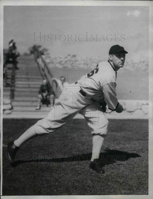 1934 Press Photo White Sox' Pitcher Phil Gallivan Warming Up - Historic Images