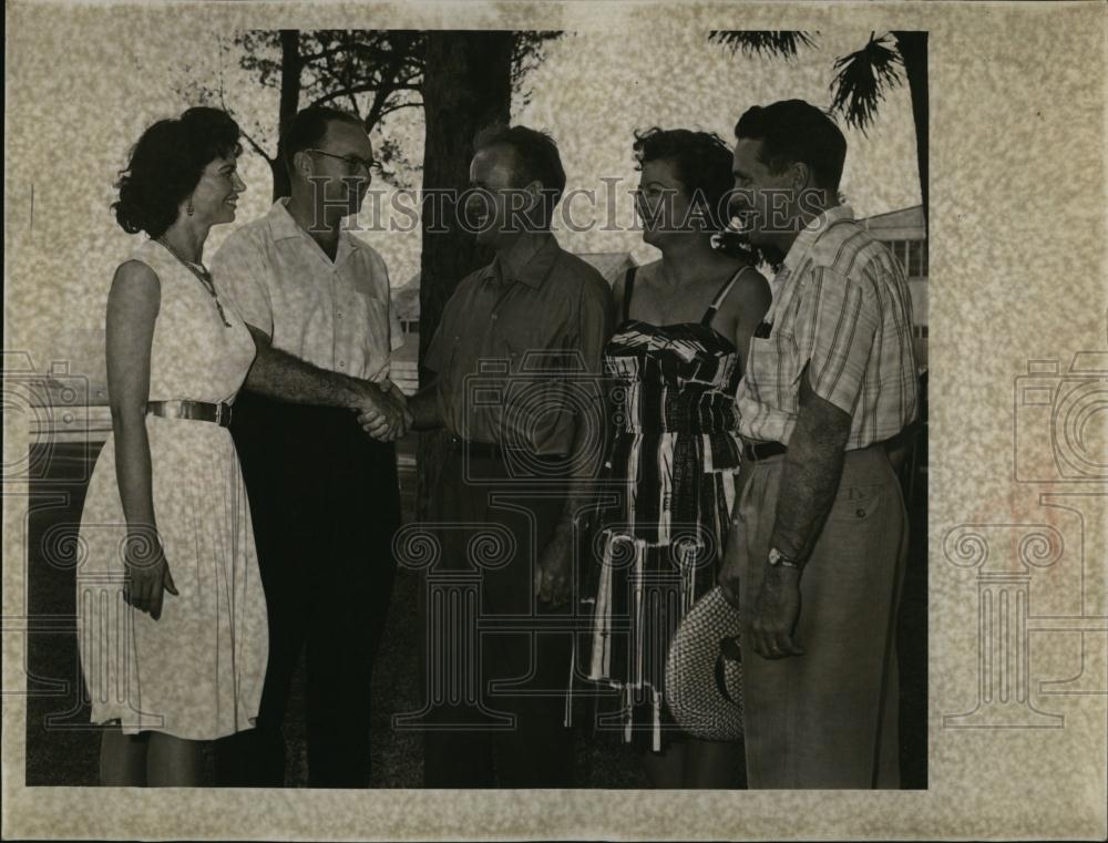 1962 Press Photo Chamber Manager Woodrow Todd Greeting Party Guests Arriving - Historic Images