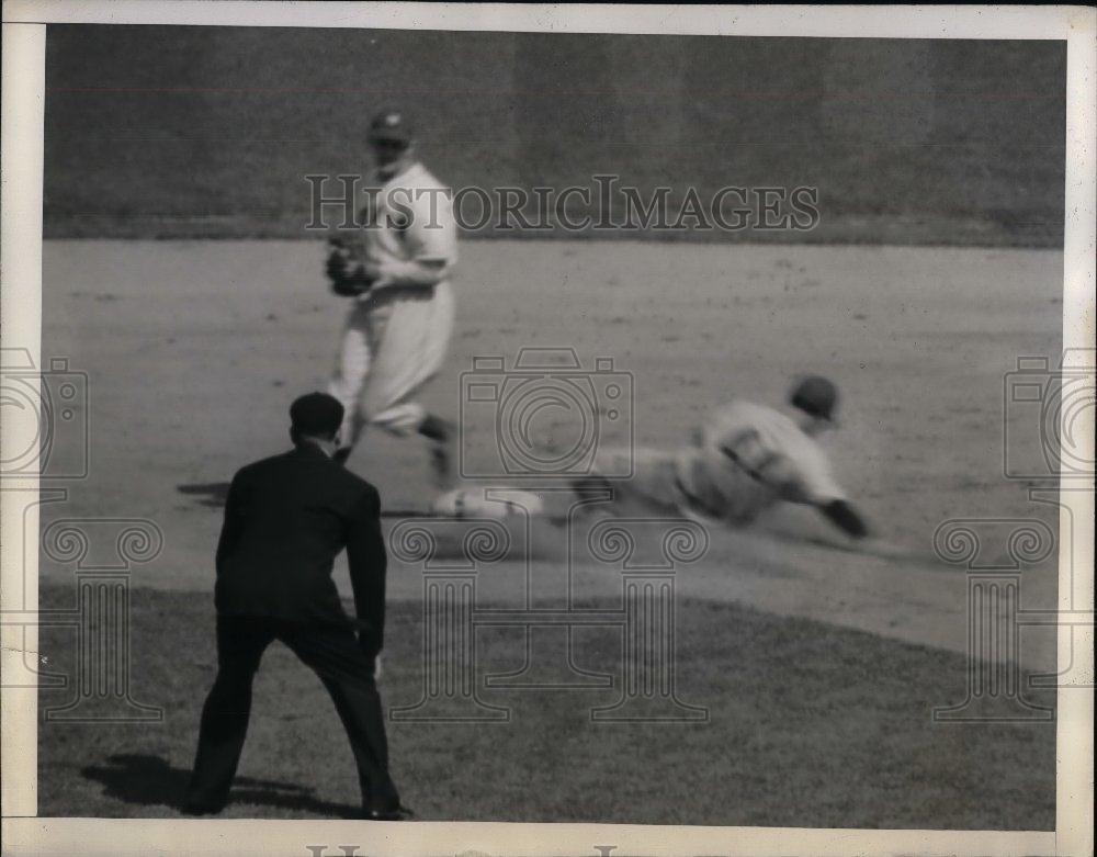 1943 Press Photo Bill Jorges, Giants, out at second - nea06488 - Historic Images