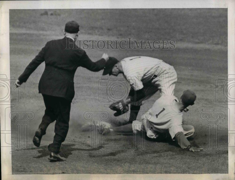1943 Press Photo Frank Crosetti Shortstop Yankees Tags Jo Jo White Athletics Out - Historic Images