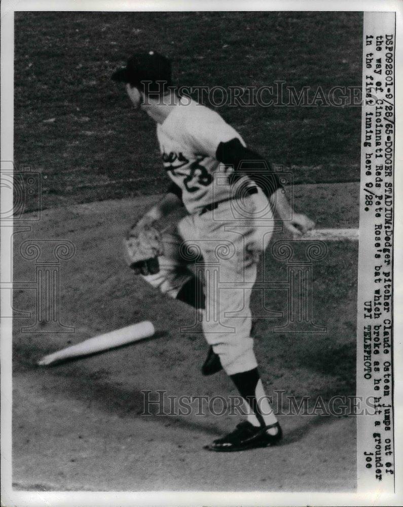 1965 Press Photo Dodger pitcher Claude Osteen jumps over Reds&#39; Pete Rose&#39;s bat - Historic Images