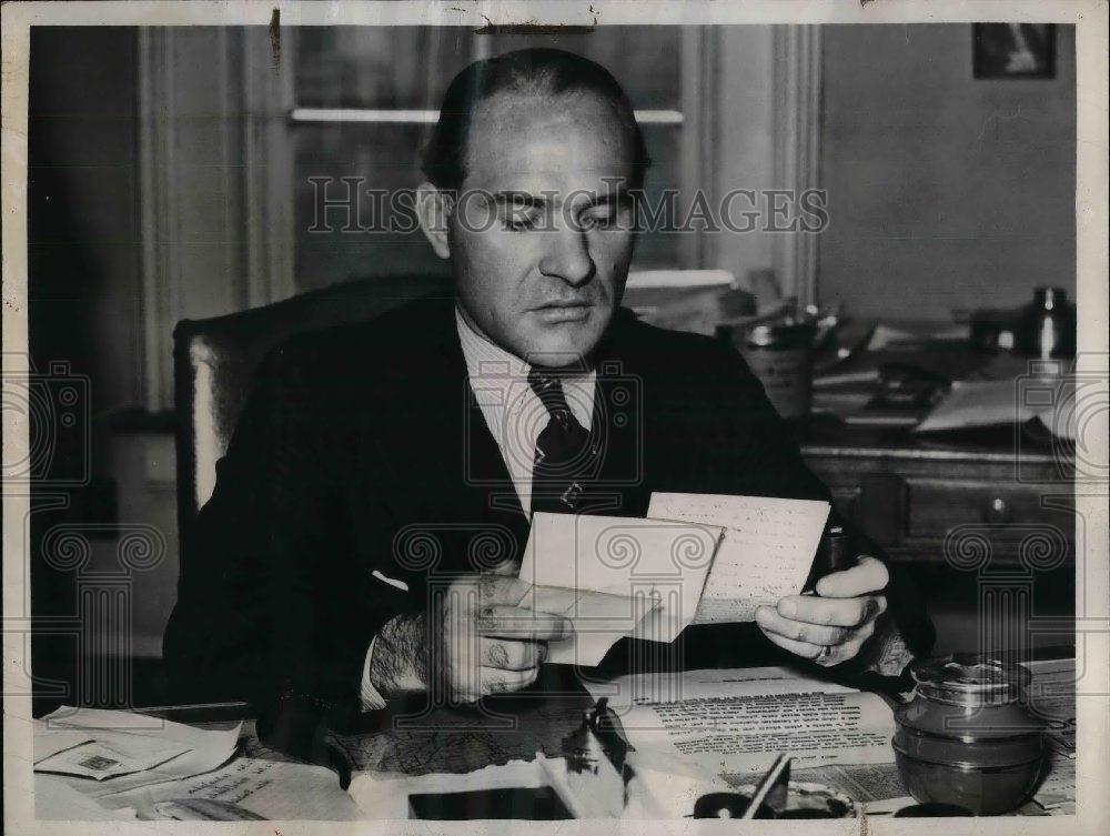 1938 Press Photo Prosecutor A.C. Barthelmeh with evidence in murder case - Historic Images