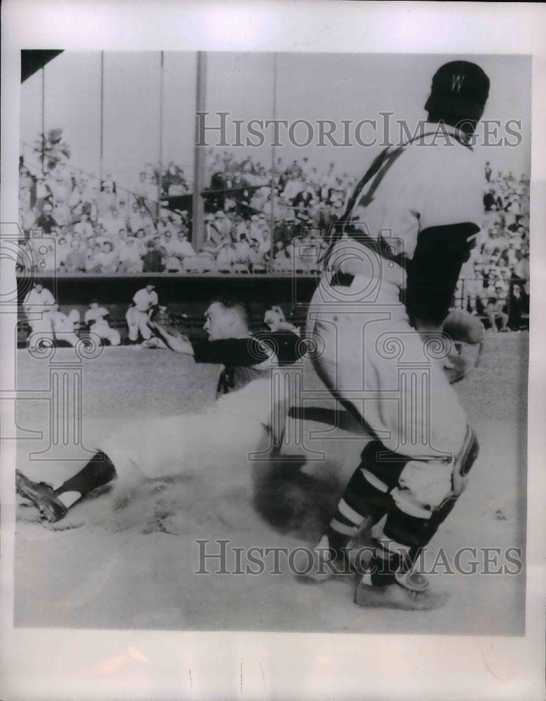 1954 Press Photo Yankee 3rd Baseman Gil McDougald Tagged Tip On Senators Player - Historic Images