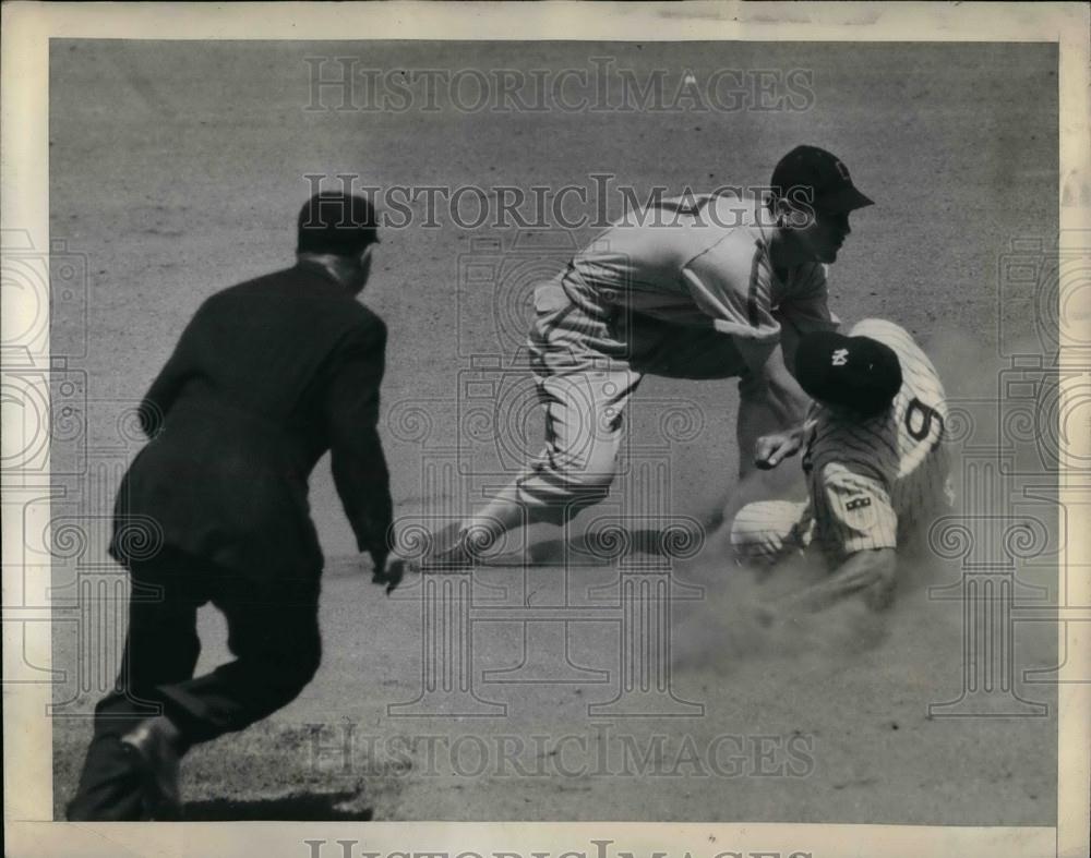 1943 Press Photo Charlie Keller, Kollaway, McGowan in White Sox/ Yankees Game - Historic Images