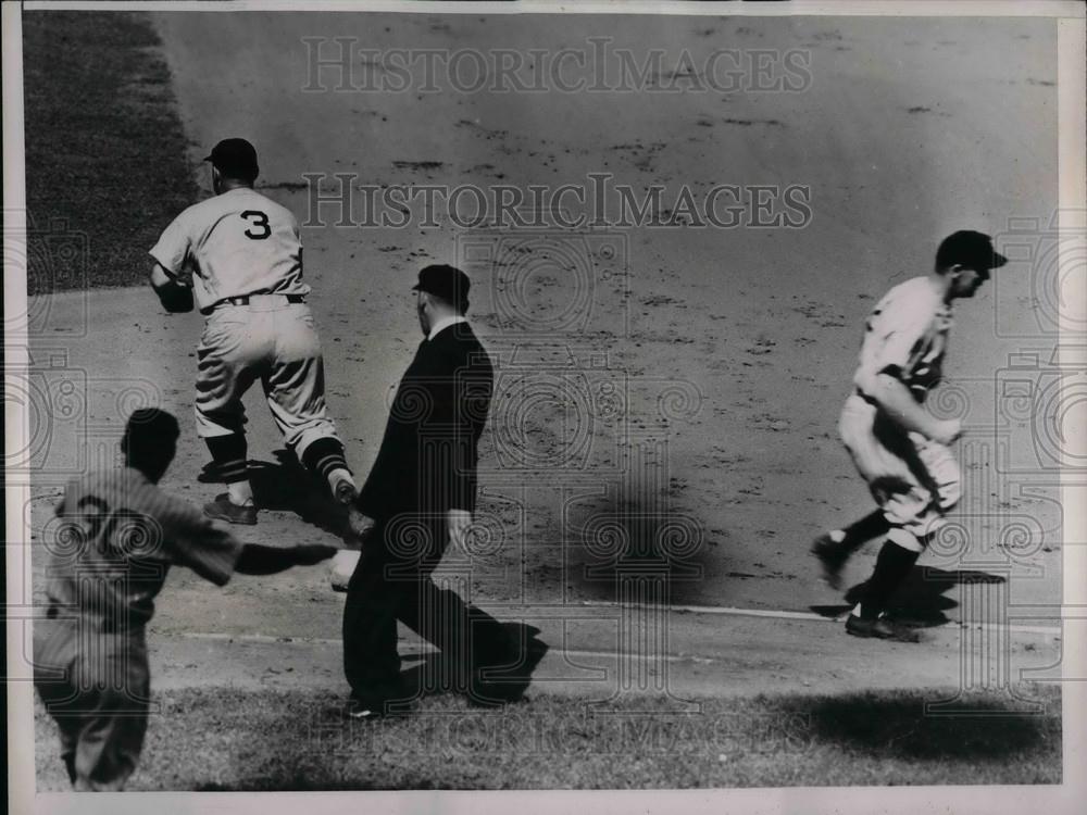 Press Photo Yankees Baseball players during game run for bases - Historic Images