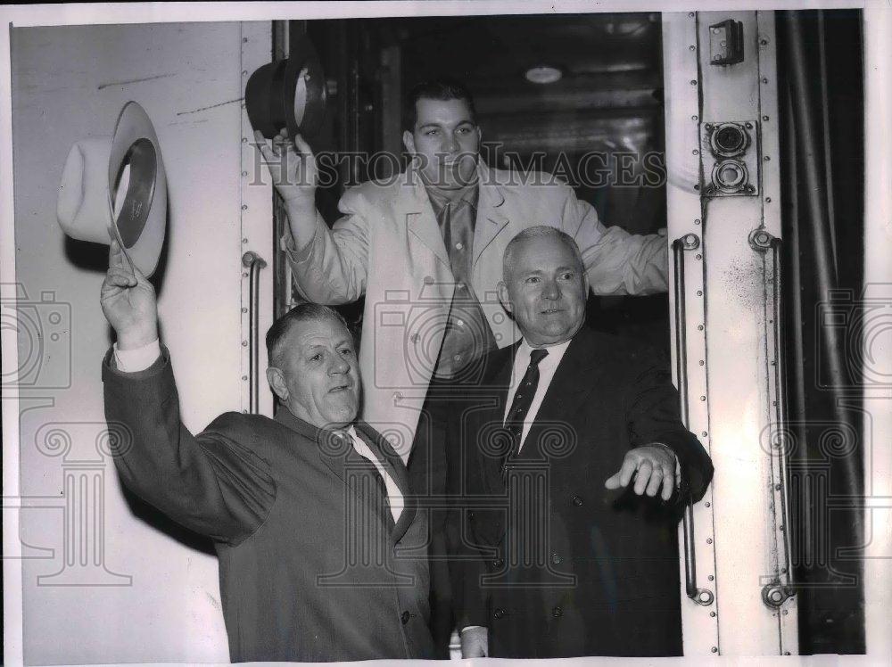 1958 Press Photo Chicago Cubs Vice President Charles Grimm, Catcher Gordon Massa - Historic Images