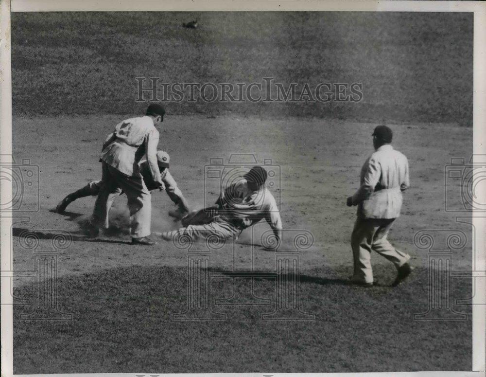 1935 Press Photo Gus Mancuso of Giants Safe at Second - nea06200 - Historic Images