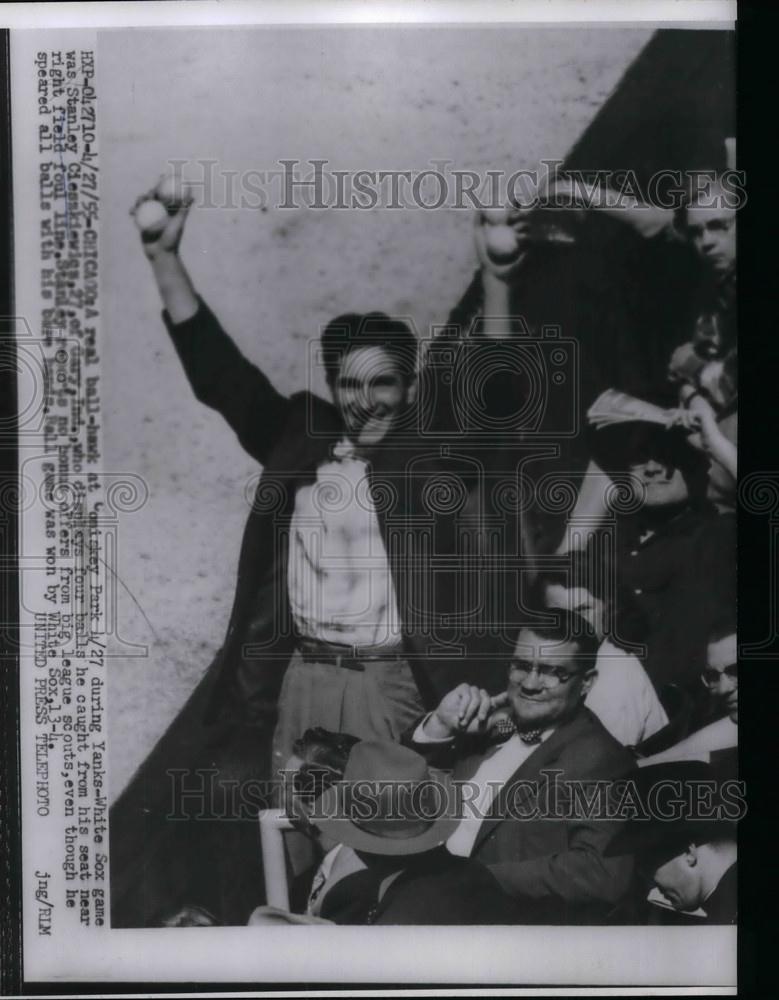 1955 Press Photo Stanley Cieszkiewski Catches Four Foul Balls At Comisky Park - Historic Images