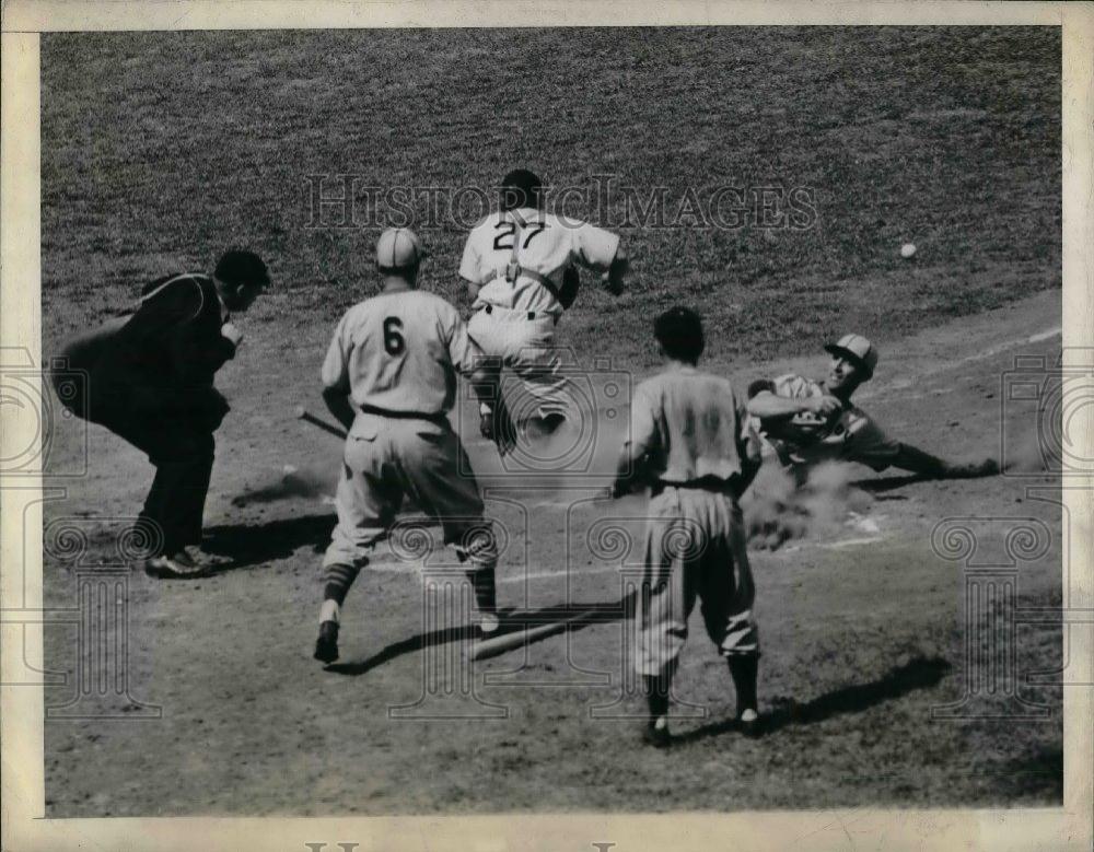 1944 Press Photo Browns Moore safe at home, Yankee Hemsley,M Christman of Browns - Historic Images