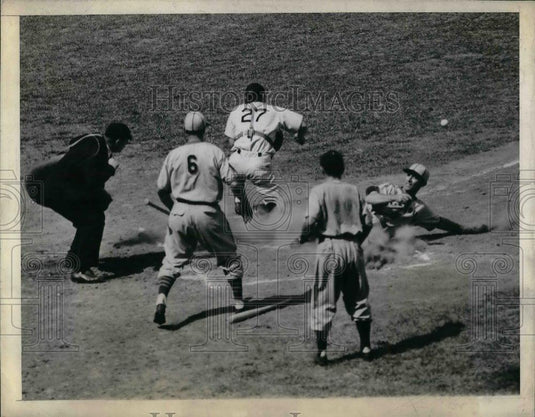 1944 Press Photo Browns Moore safe at home, Yankee Hemsley,M Christman of Browns - Historic Images