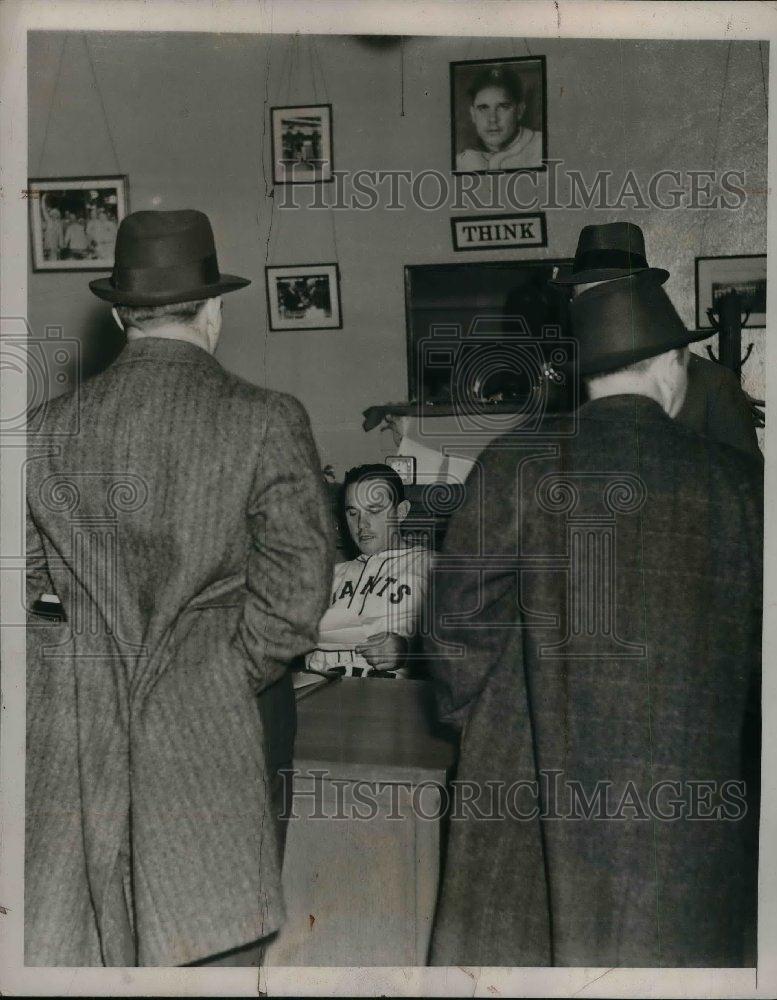 1937 Press Photo Bill Terry Mgr, of N.Y. Giants at his desk in Giants Office. - Historic Images