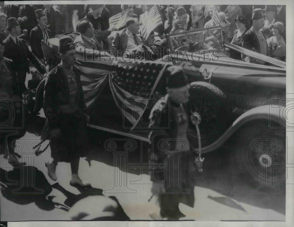 1933 Press Photo Manager Bill Terry being greeted after victory of NY Giants - Historic Images