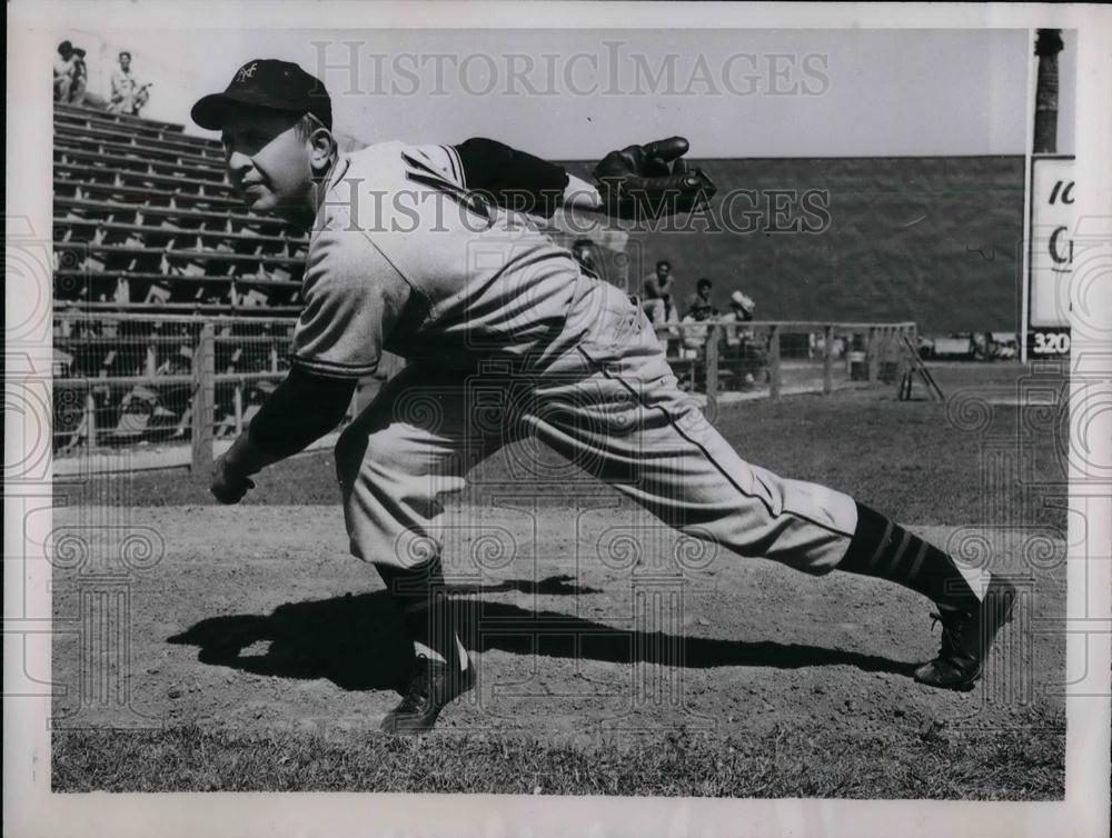 Press Photo baseball player throws ball to baseman - Historic Images