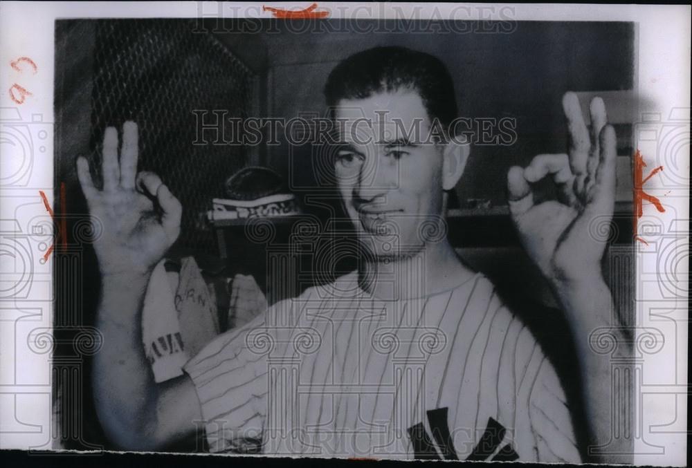 Press Photo New York Yankees Player gives Ok Hand Signal - nea01930 - Historic Images