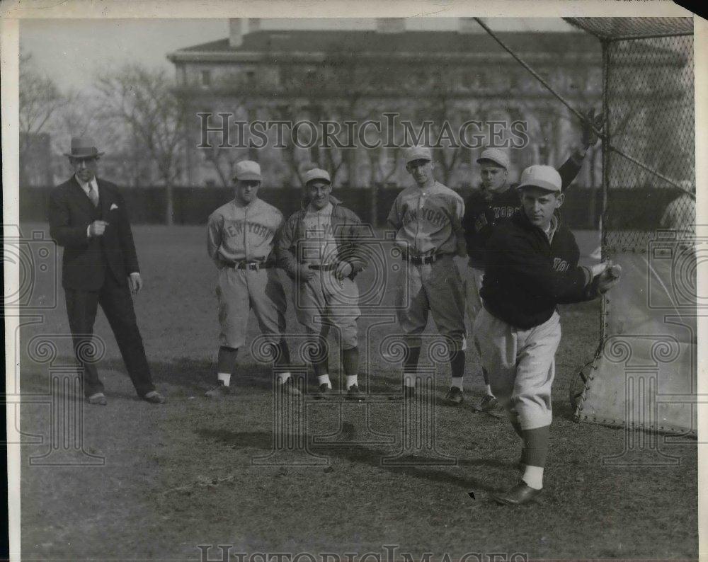 1930 Press Photo Coach Bill McCarthy & Players Watch Shortstop Jimmie Borgon - Historic Images