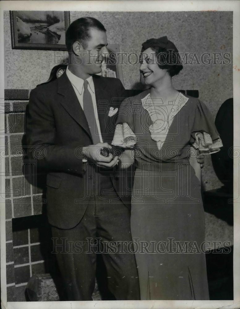 1933 Press Photo Bill Jupoes Chicago Cubs with New Wife Mary - nea02066 - Historic Images