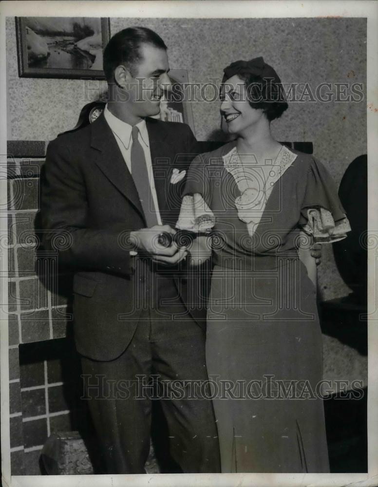 1933 Press Photo Bill Jupoes Chicago Cubs with New Wife Mary - nea02066 - Historic Images