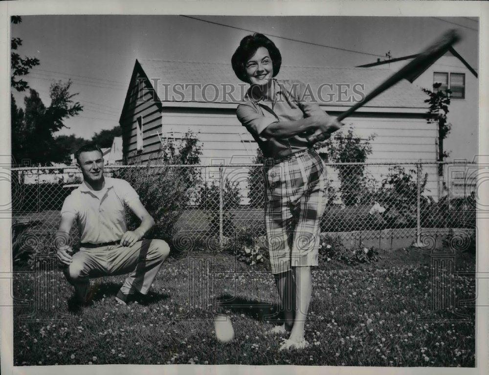 1961 Press Photo Mrs. Gloria Schultz Howard Schultz - nea04090 - Historic Images
