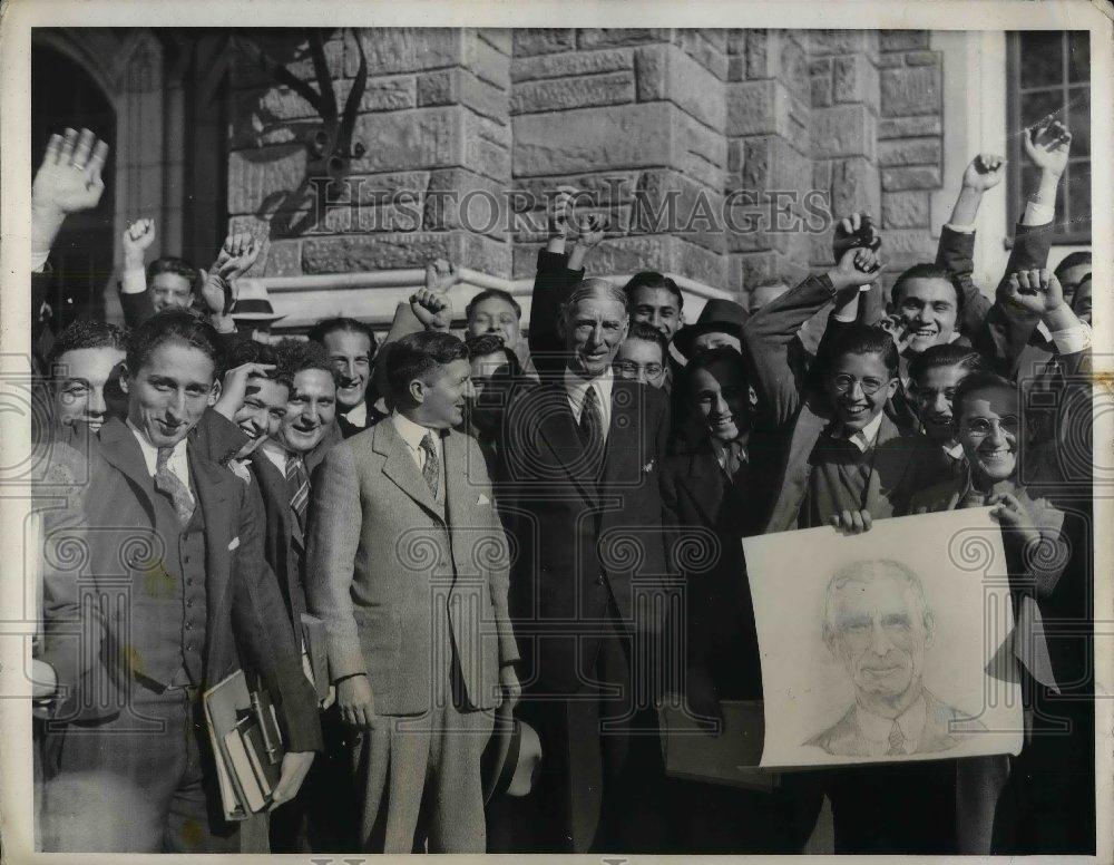 1931 Press Photo Cornelius Mack, cheered by graduates of Temple Univ. Pa. - Historic Images