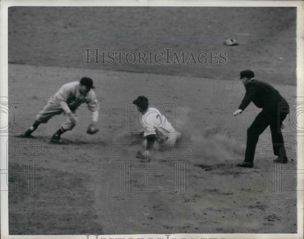 1942 Press Photo Yankees Tommy Henrich slides to 2nd vs Red Sox Lamar Newsome - Historic Images